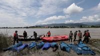 Tim penyelamat terus berjuang mencari korban di tengah puing-puing dan lumpur pasca-banjir bandang yang melanda wilayah perbatasan Nepal dan Tibet, China, sebuah pemandangan yang menggarisbawahi skala kehancuran yang terjadi.