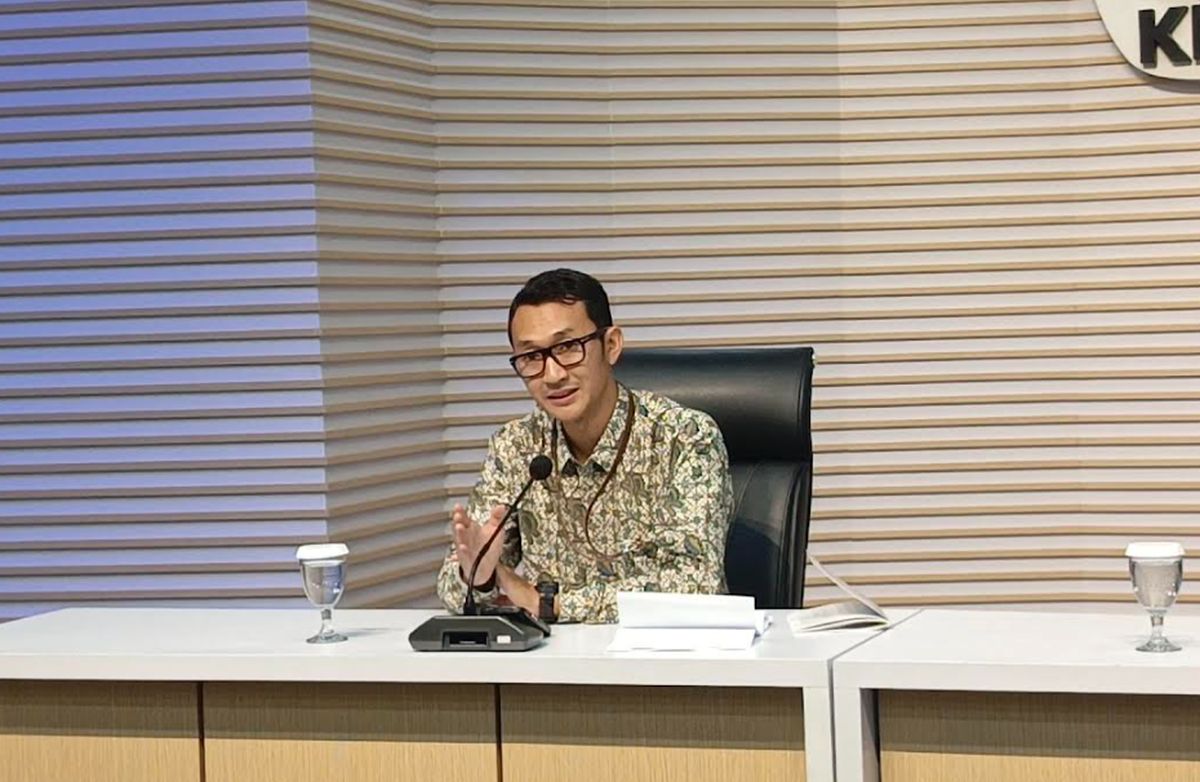 Penyidik KPK melakukan penggeledahan di sebuah rumah yang diduga terkait kasus korupsi, menyita sejumlah barang bukti elektronik.