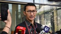 Petugas KPK saat mengamankan barang bukti terkait kasus dugaan korupsi. Praperadilan Silmy Karim terkait penyitaan barang bukti akan disidangkan pada 14 September.