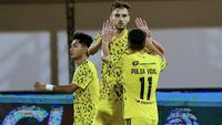 Seorang pemain sepak bola tampak kecewa di lapangan usai pertandingan, merefleksikan sulitnya perjalanan tim-tim DIY-Jateng di Super League.