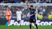 Kapten Inter Milan, Lautaro Martinez, memimpin rekan-rekannya meninggalkan lapangan Santiago Bernabeu dengan kepala tegak, merefleksikan performa timnya setelah kalah dari Real Madrid di Liga Champions.