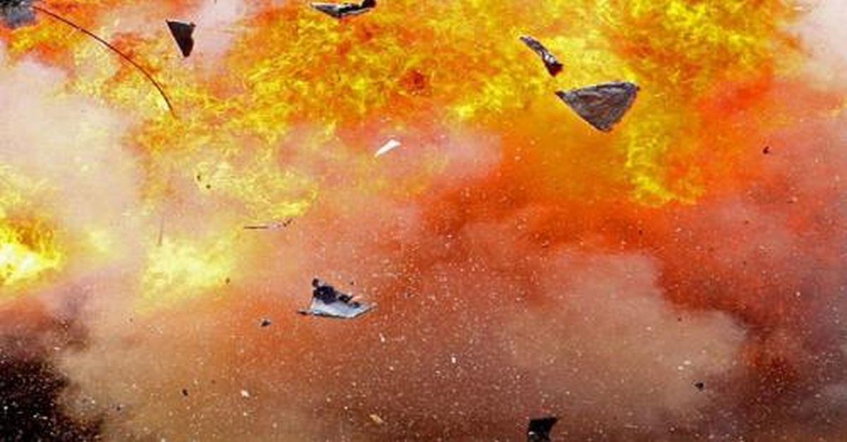 Puing-puing dan kerusakan parah terlihat di area parkir bawah tanah Gedung Bursa Efek Jakarta (BEJ) pasca ledakan bom pada 13 September 1999. Peristiwa tragis ini menewaskan 10 orang dan melukai puluhan lainnya.