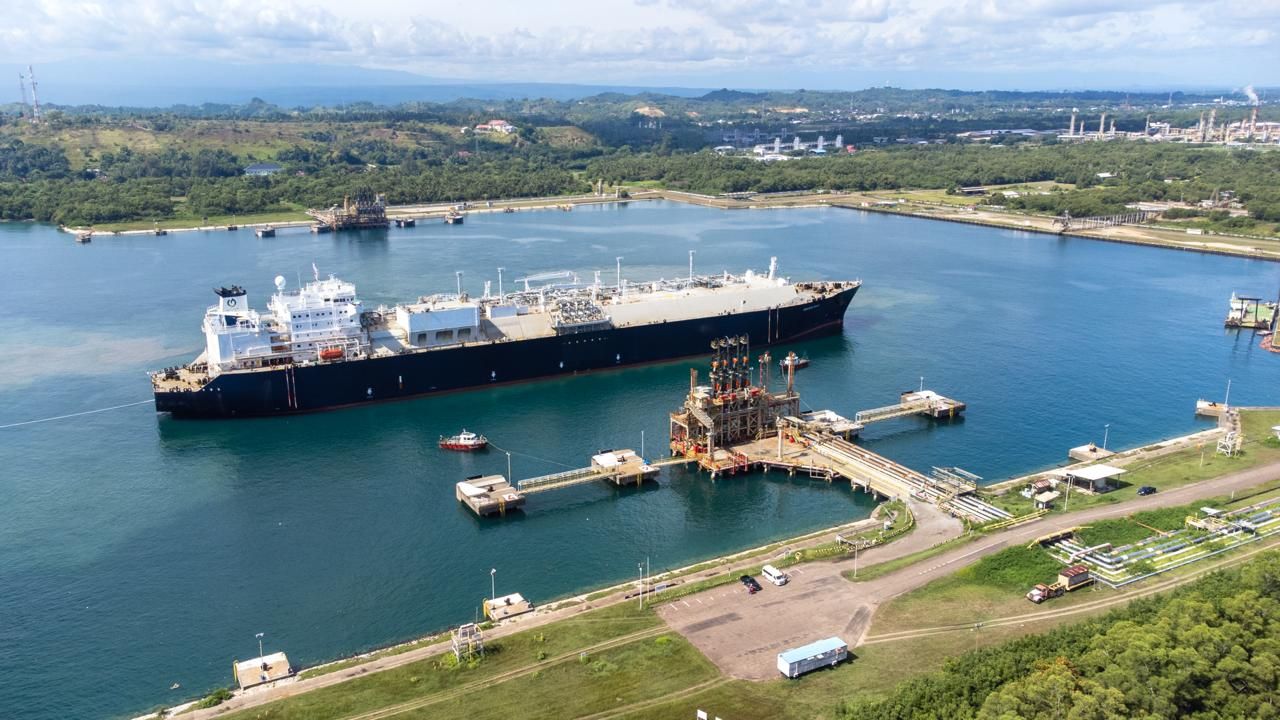 Terminal LNG Arun yang strategis, kini diperkuat untuk menjadi hub kapal LNG penting di Asia.
