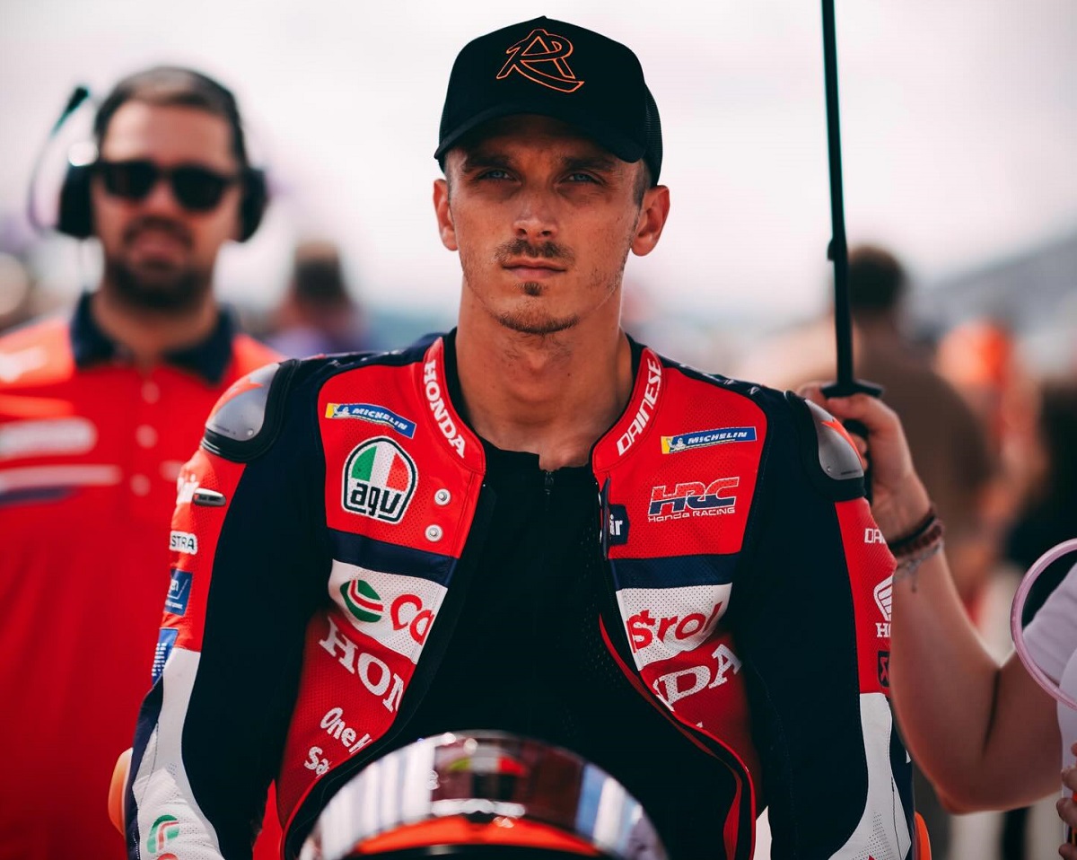 Luca Marini (kiri) bersama Valentino Rossi (kanan). Kedekatan mereka sejak dini menjadi fondasi motivasi Marini di lintasan balap, membentuk mental juara.