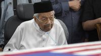 Mantan Perdana Menteri Malaysia, Mahathir Mohamad, terlihat emosional saat mengantar jenazah istrinya, Tun Dr. Siti Hasmah Mohamad Ali, ke peristirahatan terakhir.