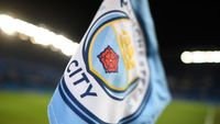 Suasana pertandingan Manchester City di Etihad Stadium, klub menghadapi tuduhan serius pelanggaran Financial Fair Play dari Premier League.