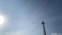 Suasana kawasan Monumen Nasional (Monas) Jakarta yang tetap ramai pengunjung meski tugu utamanya ditutup sementara untuk perawatan rutin. Jam operasional kawasan kini diperpanjang hingga pukul 22.00 WIB.