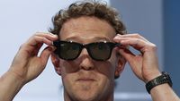Mark Zuckerberg memamerkan koleksi kacamata pintar terbaru Meta yang inovatif, termasuk versi tanpa kamera yang mengedepankan privasi.