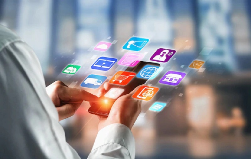Ilustrasi transaksi di platform marketplace, menyoroti implikasi regulasi pajak baru bagi para pedagang daring dan platform e-commerce.