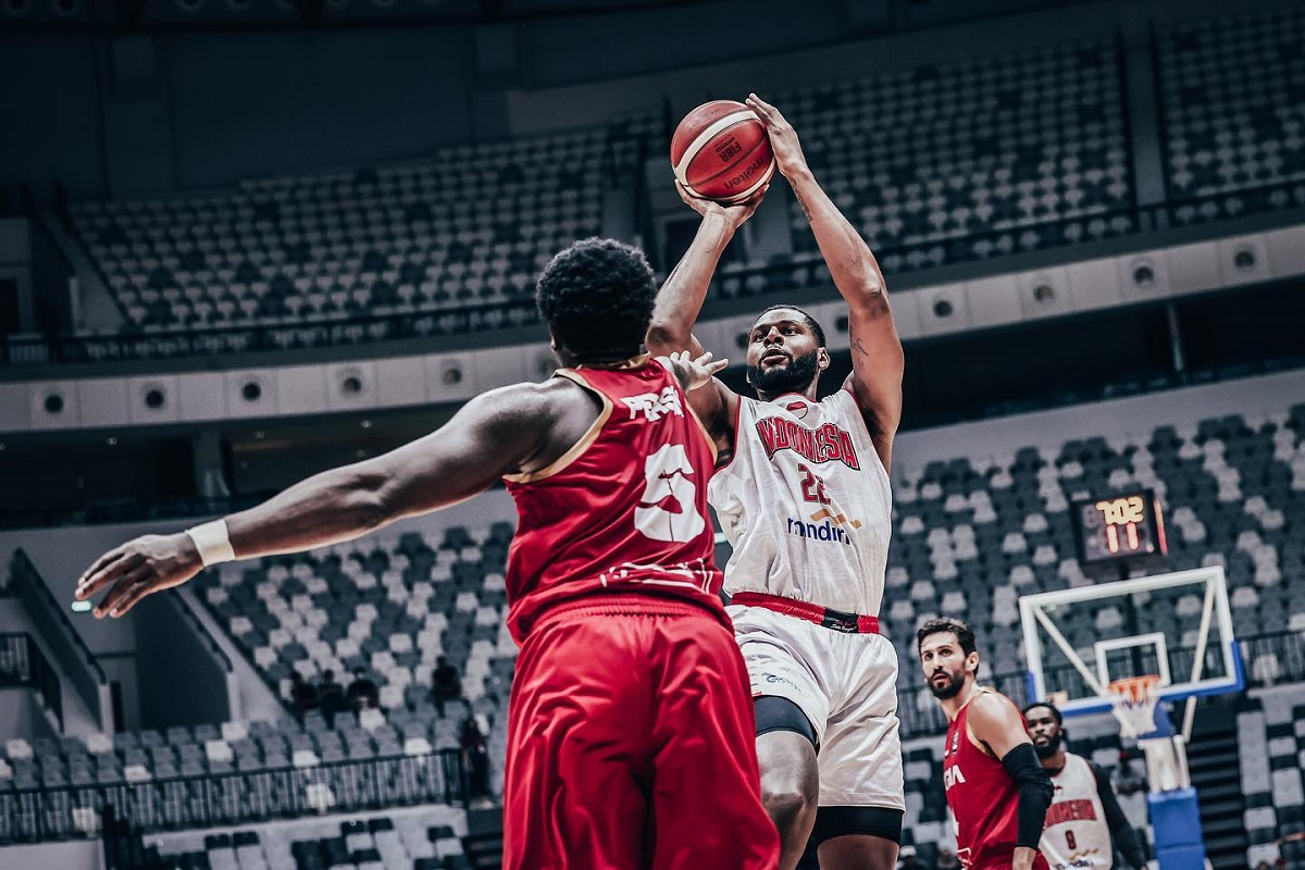 Marques Bolden saat membela Tim Nasional Basket Indonesia dalam sebuah laga internasional.