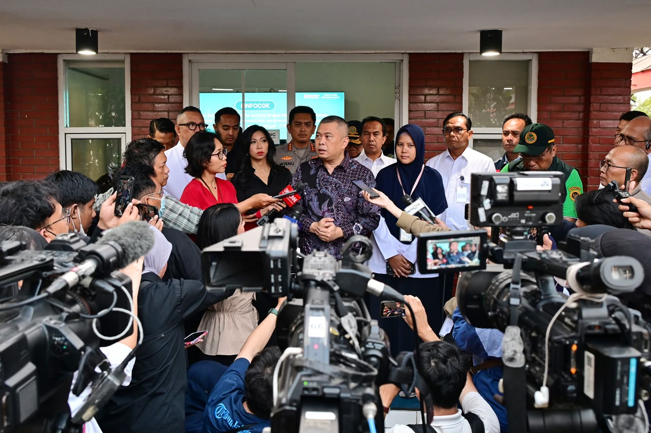 Petugas Kemenhub memantau kondisi ruang udara terkait sebaran abu vulkanik Gunung Anak Krakatau.