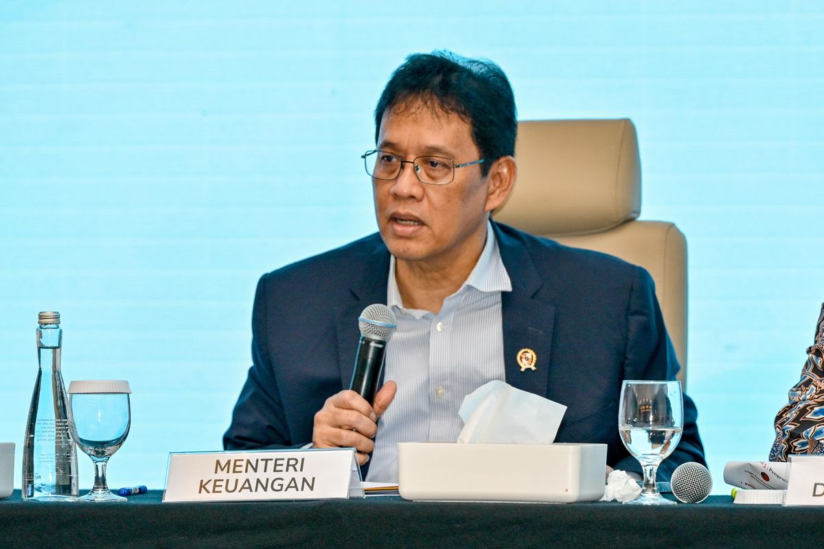 Menteri Keuangan Purbaya Yudhi Sadewa saat menyampaikan pernyataan terkait restrukturisasi utang proyek Kereta Cepat Whoosh yang kini memiliki tenor pelunasan 80 tahun.