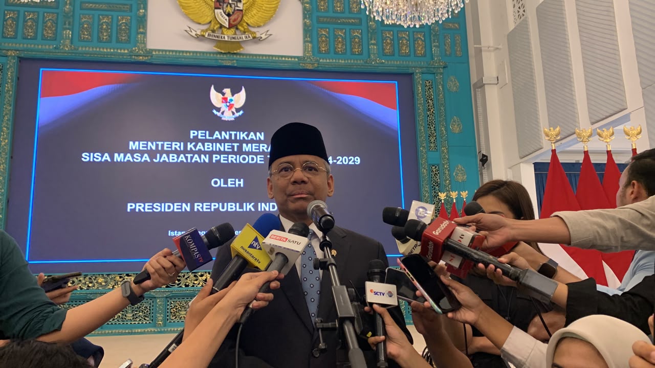 Presiden Prabowo Subianto (kanan) melantik Suahasil Nazara (kiri) sebagai Menteri Keuangan di Istana Negara, Jakarta, 14 September 2026. Suahasil diharapkan membawa perubahan signifikan dalam kebijakan fiskal.