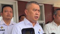 Menteri Perhubungan Dudy Purwagandhi memberikan keterangan pers terkait dampak abu vulkanik dan keamanan penerbangan nasional.