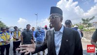 Menteri PUPR Dody Hanggodo berdialog dengan petani saat inspeksi mendadak di area persawahan terdampak kekeringan parah yang telah berlangsung selama tujuh bulan.