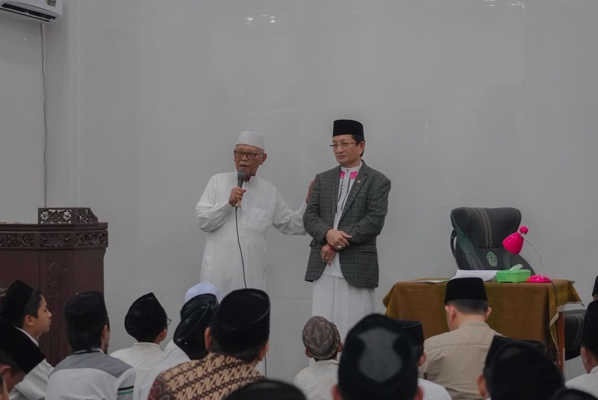 Menteri Agama menegaskan pentingnya penguasaan ilmu pengetahuan dan bahasa asing bagi santri untuk menghadapi era globalisasi dan meningkatkan daya saing.
