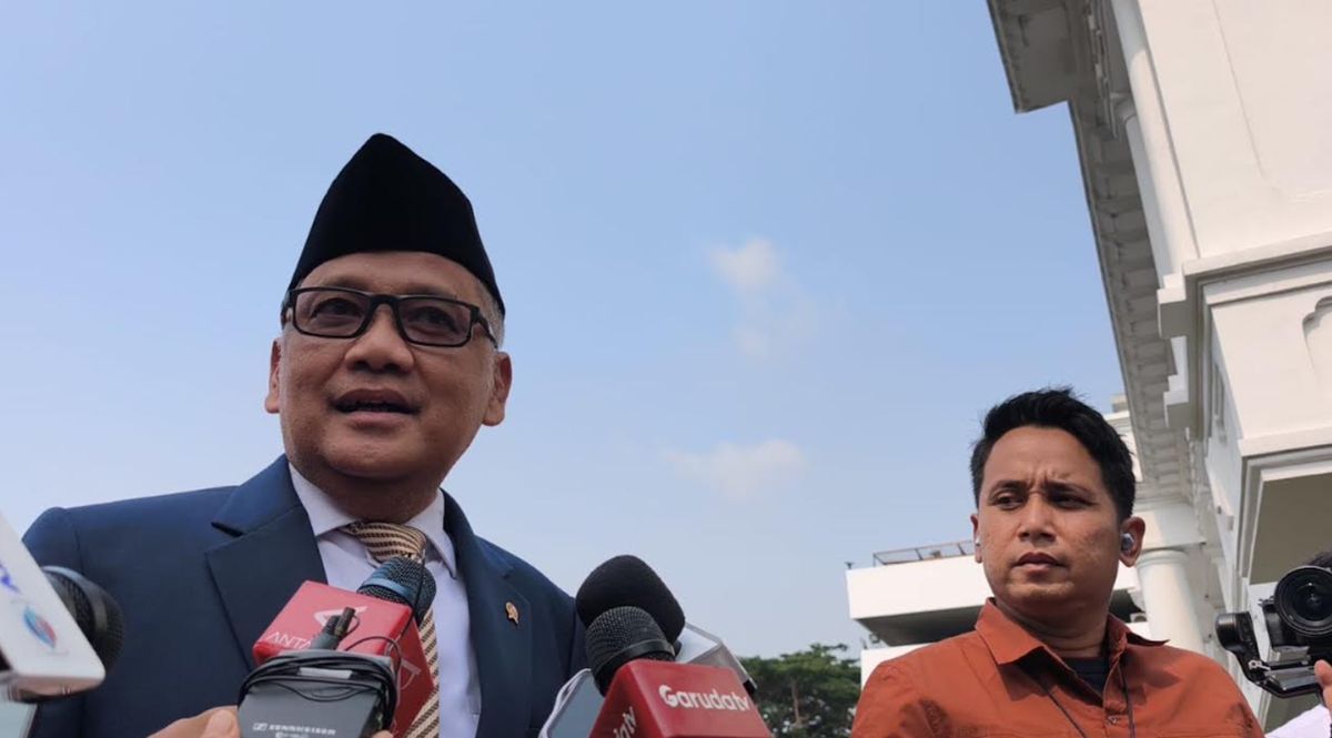 Presiden Prabowo Subianto (tengah) memimpin rapat koordinasi terkait Biaya Penyelenggaraan Ibadah Haji (BPIH) 2027 bersama Menteri Haji dan Umrah Mochamad Irfan Yusuf (kiri) dan Wakil Menteri Haji dan Umrah Dahnil Anzar Simanjuntak (kanan) di Istana Kepresidenan.