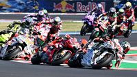 Marco Bezzecchi saat beraksi di Sirkuit Misano. Insiden kecelakaan di lap pertama MotoGP San Marino 2026 menyebabkan ia kehilangan peluang emas di balapan kandang.