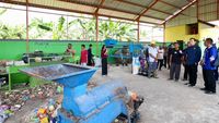 Wakil Ketua MPR RI Ibas saat menyerukan pentingnya pengelolaan sampah berbasis masyarakat dalam kunjungan ke fasilitas TPS3R Manunggal.