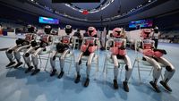 Seorang insinyur memeriksa robot humanoid, merefleksikan tantangan dan potensi di tengah pengawasan regulasi ketat di China.