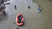Petugas gabungan sedang melakukan pencarian di aliran Sungai Cisadane, lokasi hilangnya ASN Bayu Zulkarnaen.