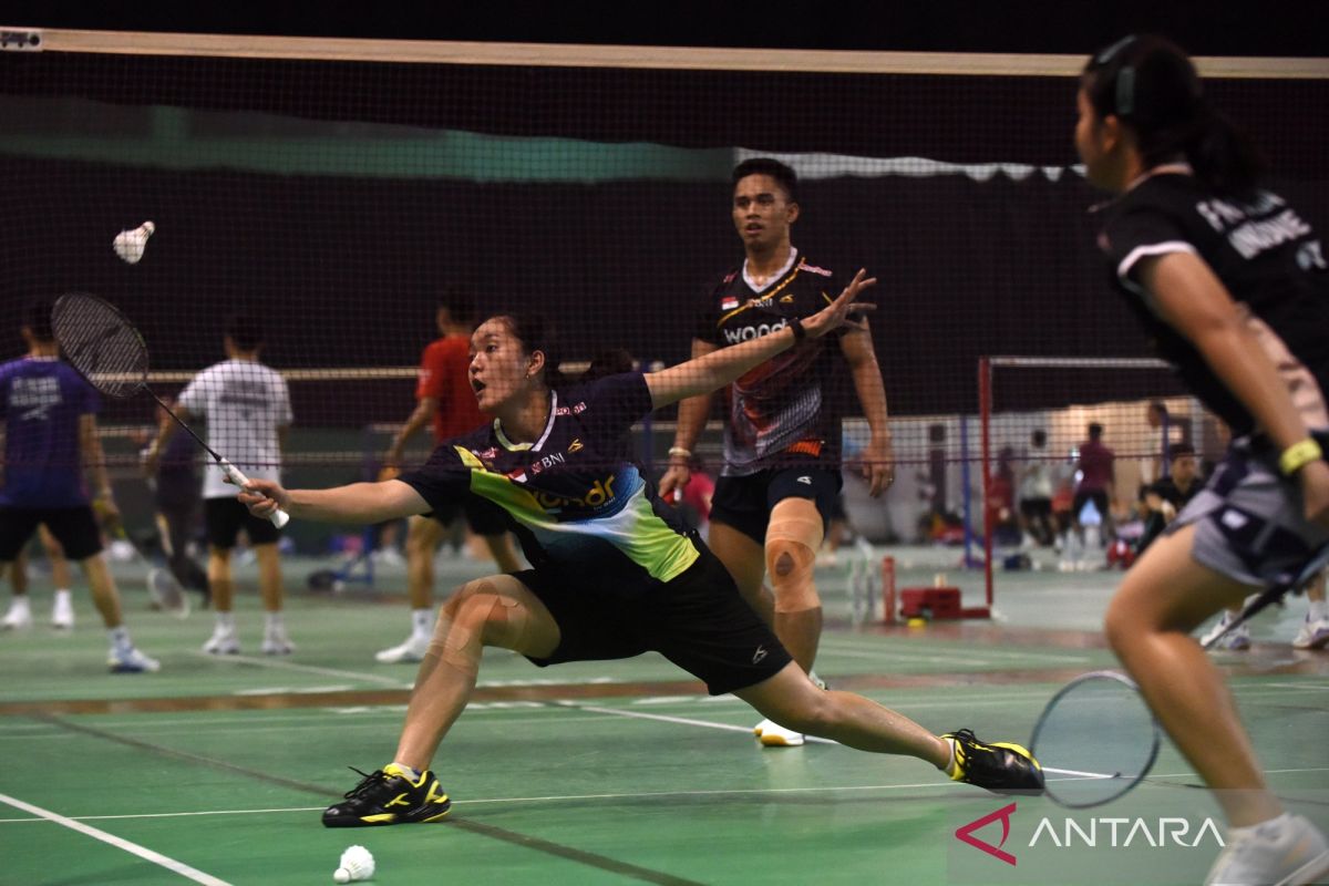 Atlet bulu tangkis Indonesia berlatih keras mempersiapkan diri menghadapi Asian Games 2026 dengan harapan meraih medali emas.