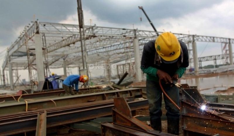 Gedung-gedung industri manufaktur di kawasan industri Indonesia, merepresentasikan mesin penggerak pertumbuhan ekonomi nasional.