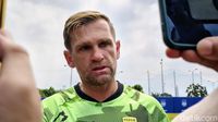 Igor Tolic, Pelatih Kepala Persib Bandung, menunjukkan ekspresi prihatin menanggapi potensi jadwal padat di awal musim.