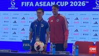 Pelatih Timnas Singapura, Gavin Lee, memberikan instruksi di pinggir lapangan.