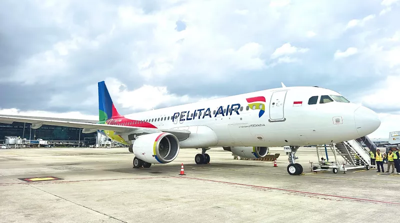 Direktur Utama Pelita Air Faik Fahmi (kiri) menyampaikan komitmen maskapai dalam menjaga ketepatan waktu penerbangan usai menghadiri rapat koordinasi.