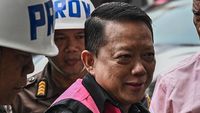 Tim penyidik Kejaksaan Agung menyerahkan berkas perkara dan tersangka, termasuk eks Jaksa Agung Muda, ke Kejaksaan Negeri untuk proses penuntutan lebih lanjut.