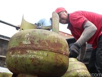 Petugas sedang memverifikasi data penerima LPG 3 kg di salah satu pangkalan. Upaya pemerintah membenahi database diharapkan memastikan subsidi gas melon tepat sasaran.
