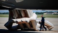 Pesawat kepresidenan Amerika Serikat, Air Force One, yang dilaporkan mengalami masalah teknis sehingga menunda perjalanan Presiden Donald Trump.
