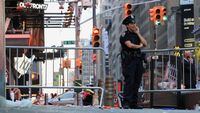 Petugas kepolisian New York (NYPD) bersiaga di sekitar Times Square pasca insiden penikaman maut yang menewaskan seorang eksekutif Bank of America dan pelaku.