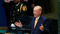 Presiden Turki Recep Tayyip Erdogan (kiri) kerap menjadi pendukung vokal perjuangan Palestina, sementara Presiden Palestina Mahmoud Abbas (kanan) tidak dapat menghadiri Sidang Majelis Umum PBB usai visanya ditolak AS.