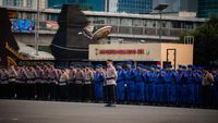 Brigjen Sri Satyatama (tengah) memberikan arahan dalam upacara, mendorong semangat berprestasi di kalangan personel Polda Metro Jaya untuk menghadapi Hari Olahraga Nasional 2026.