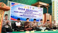 Anggota Ditlantas Polda Sumsel berinteraksi dengan santri Pondok Pesantren Tahfidz Nurul Qur'an saat kegiatan doa bersama dan bakti sosial.