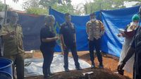 Tim forensik dan kepolisian melakukan proses ekshumasi untuk mendapatkan bukti penting dalam penyelidikan kasus pembunuhan.