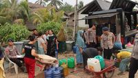 Tim Polres Ketapang mengerahkan Mobile Water Treatment untuk menyuplai air bersih layak konsumsi bagi warga Desa Tanjung Baik Budi yang terdampak krisis air.