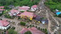 Potret udara menunjukkan dampak parah banjir bandang yang melanda permukiman warga, meninggalkan jejak kerusakan dan lumpur tebal di wilayah tersebut.