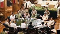 Presiden Prabowo Subianto memimpin rapat koordinasi penting dengan Panglima TNI dan Kapolri di Istana Negara, Jakarta, membahas situasi nasional dan strategi penanganan kebakaran hutan serta lahan.