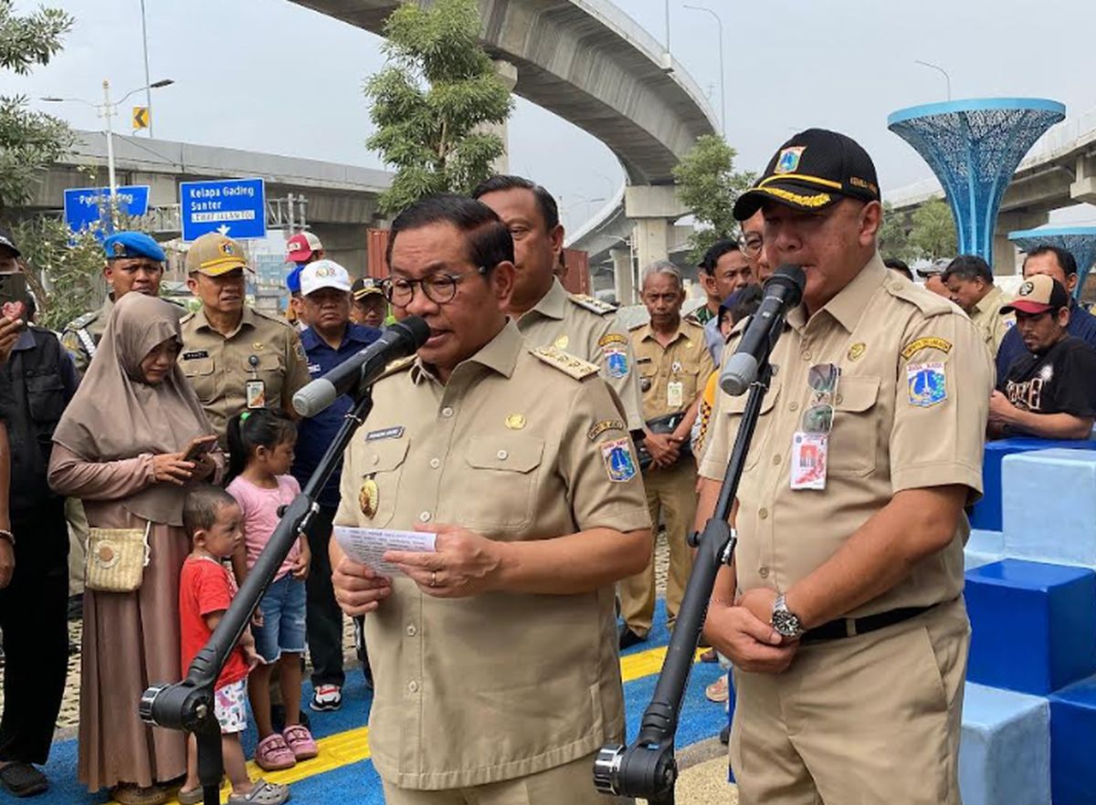Suasana Car Free Day (CFD) di ruas Jalan Sudirman-Thamrin, Jakarta, yang ramai dikunjungi warga. Wacana penambahan hari pelaksanaan ke Sabtu tengah dikaji Pemprov DKI.