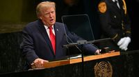 Mantan Presiden AS Donald Trump (kiri) saat menyampaikan pernyataan, bersama logo Korps Garda Revolusi Islam (IRGC) dan Mahkamah Pidana Internasional (ICC) yang menjadi sorotan dalam ketegangan global.