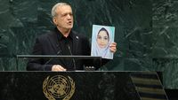 Presiden Iran Masoud Pezeshkian saat menyampaikan pidato di Sidang Umum PBB, menampilkan foto-foto korban anak-anak yang disebutnya akibat serangan AS, menegaskan sikap tegas negaranya.