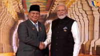 Presiden Prabowo Subianto (kiri) disambut hangat oleh Perdana Menteri India Narendra Modi (kanan) saat tiba di KTT BRICS di New Delhi.