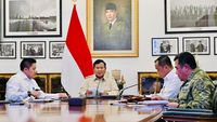 Presiden Prabowo Subianto saat berdialog dengan pimpinan redaksi dan pengamat di kediaman pribadinya, menegaskan sikap pemerintah terkait dugaan aktor intelektual di balik kerusuhan.