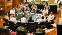 Presiden Prabowo Subianto saat menggelar pertemuan serius dengan Panglima TNI dan Kapolri di Hambalang untuk membahas penanganan Karhutla sebelum melakukan kunjungan kenegaraan ke Rusia.