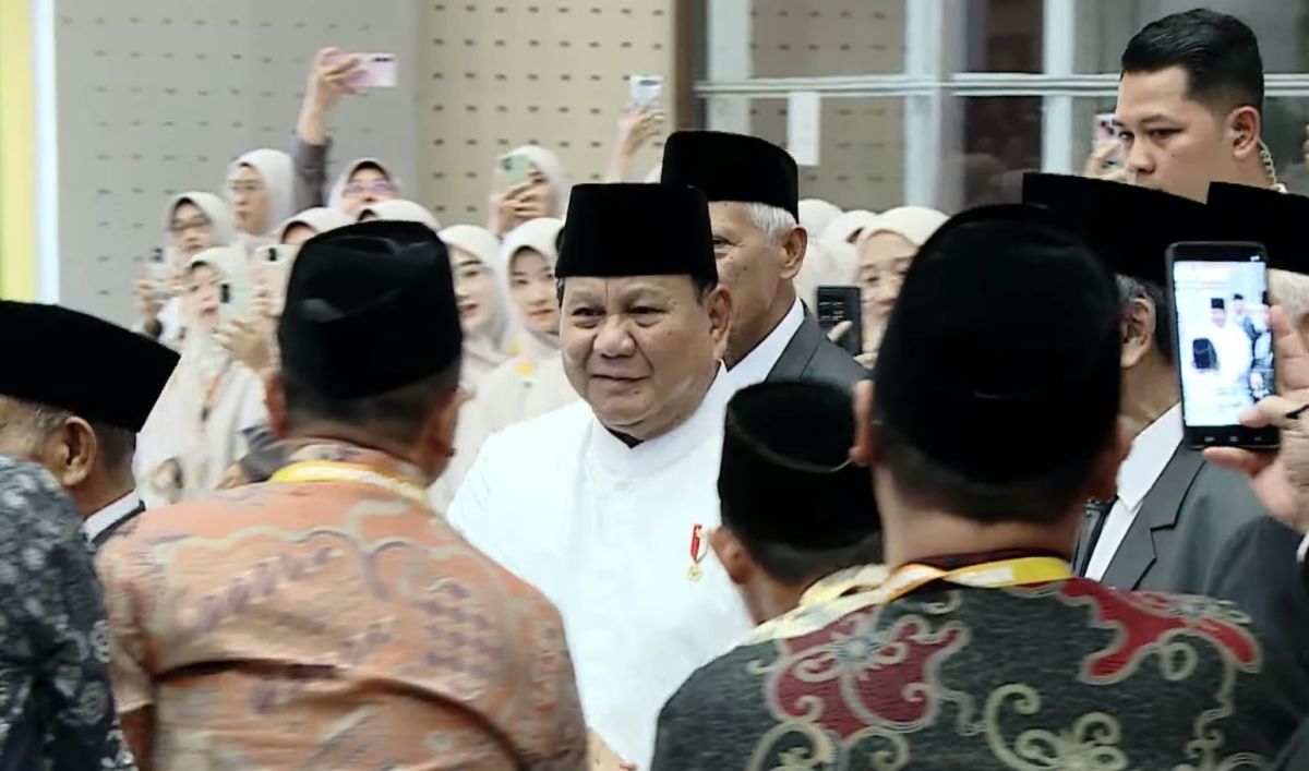 Presiden RI Prabowo Subianto mengenakan baju koko putih saat tiba di Pondok Modern Darussalam Gontor untuk menghadiri Resepsi Kesyukuran Peringatan 100 Tahun (19/9/2026).