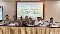 Tim DVI Polri dan Polda Kalsel saat melakukan proses identifikasi jenazah korban kecelakaan laut. Identifikasi merupakan langkah krusial untuk memberikan kepastian kepada keluarga yang terdampak.