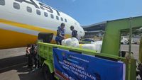 Presiden Direktur PTFI Tony Wenas (kanan) bersama perwakilan karyawan asal NTT memimpin langsung penyaluran 1,5 ton bantuan pascagempa untuk masyarakat di Nusa Tenggara Timur menggunakan pesawat.